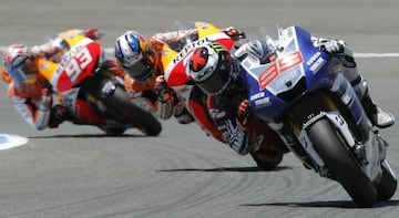 Entre los pilotos españoles también han existido (y existen) piques dentro del asfalto. Uno de los duelos más sonados es el de Márquez y Lorenzo, pero el piloto nacido en Sabadell, Dani Pedrosa, en los últimos años se ha unido a este duelo de españoles. 