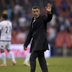 Pedro Caixinha lanza un guiño a las Chivas