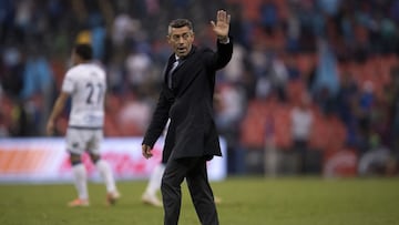 Pedro Caixinha lanza un guiño a las Chivas