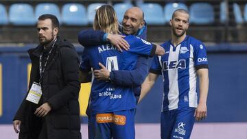 Abelardo se abraza con Alexis tras una victoria.