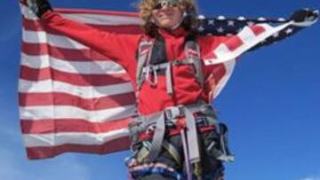 <b>PRECOZ. </b>Jordan Romero celebra una de sus cumbres.