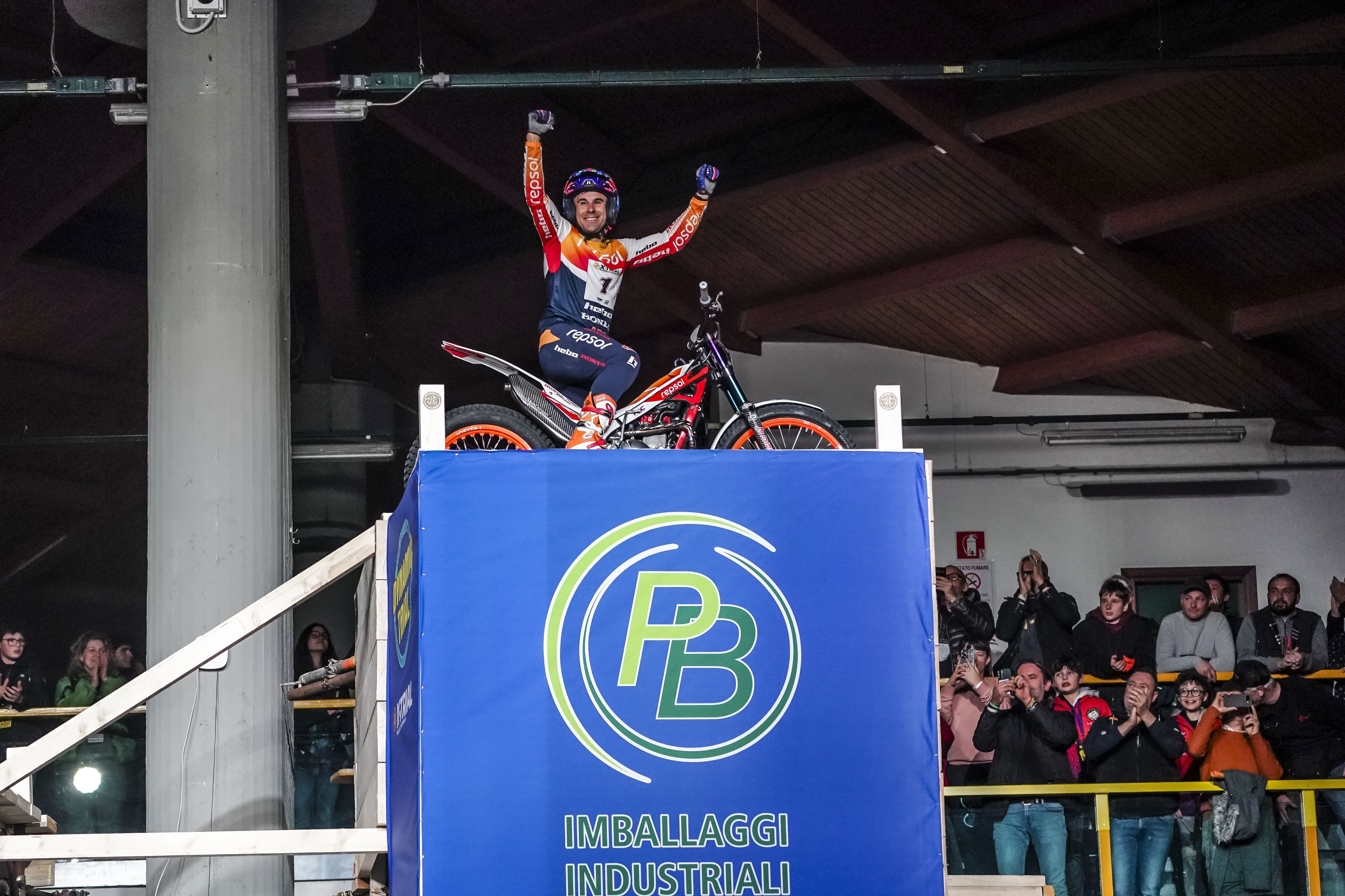 Toni Bou celebra su victoria en el X-Trial de Italia.