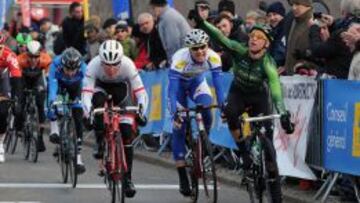El francés Bryan Coquard celebra la victoria.