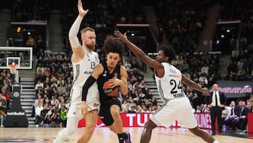 Dzanan Musa y Andrés Feliz intentan frenar en la ida, en París, a Nadir Hifi.