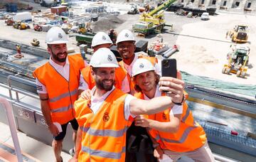 Los cinco jugadores de la primera plantilla se hacen un selfie delante de un estadio en obras.