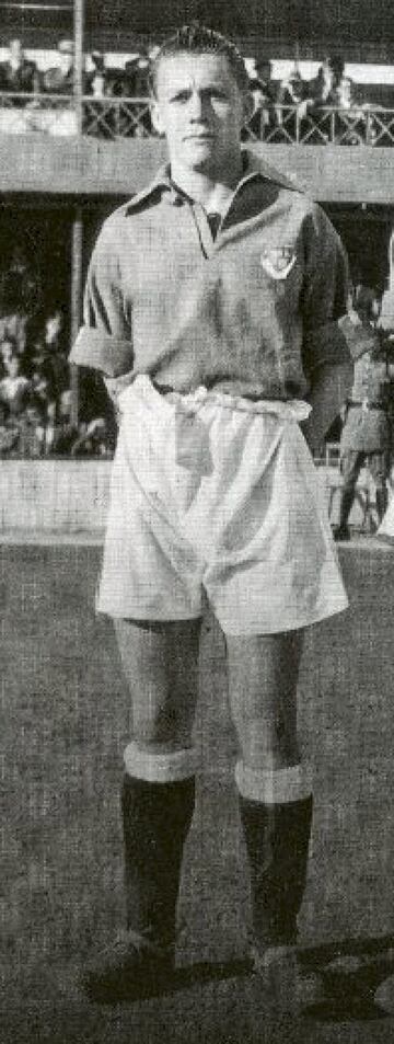 Jug¨® en 1946 en el Marino de Las Palmas y en 1957 fich¨® como jugador-entrenador de la U.D Las Palmas, fundada ocho a?os antes.