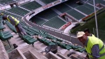 Unos operarios, ayer, trabajando en el Martínez Valero.