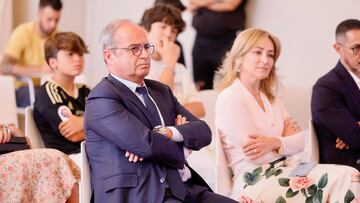 El director deportivo externo Luís Campos y la futura presidenta Marián Mouriño durante la rueda de prensa de presentación del entrenador Rafa Benítez.