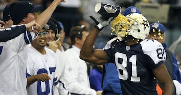 Terrell Owens era un jugador con un hambre voraz, dentro y fuera de los emparrillados. Aquí le vemos celebrando un TD comiéndose un paquete de palomitas de una sentada.