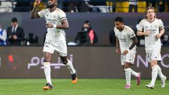 El defensa del Real Madrid Antonio Rüdiger (i) celebra tras marcar ante el Atlético de Madrid, durante el partido de semifinales de la Supercopa de España que Real Madrid y Atlético de Madrid disputan este miércoles en el estadio Al Awwal Park de Riad, en Arabia Saudí.