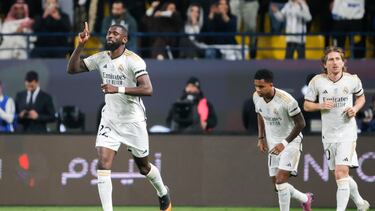 El defensa del Real Madrid Antonio Rüdiger (i) celebra tras marcar ante el Atlético de Madrid, durante el partido de semifinales de la Supercopa de España que Real Madrid y Atlético de Madrid disputan este miércoles en el estadio Al Awwal Park de Riad, en Arabia Saudí.