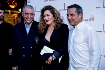 El  empresario, Jaime Veiga y Sergi Barjuán, exjugador del Barcelona y Atlético de Madrid, posan con Estrella Morente, cantaora española de flamenco.