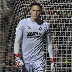 Remiro pasó por el hospital y volvió para celebrar el ascenso