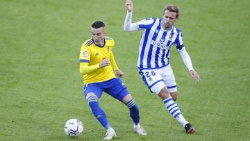 Salvi Sanchez, del C&aacute;diz, y Nacho Monreal, de la Real Sociedad, durante un duelo de LaLiga.