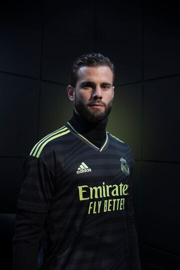 El Real Madrid junto a la marca deportiva han presentado la tercera equipación para la temporada 22/23. La camiseta está inspirada en la magia del Bernabéu.  El uniforme cuenta con tecnología HEAT.RDY para mantener a los jugadores frescos y secos, fabricado con materiales 100 % reciclados.