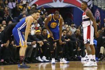 Durant (35) holds his knee after being injured against the Washington Wizards.