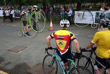 Un grupo de ciclistas toma la salida de la Gran Carrera de Knutsford, en el noroeste de Inglaterra, un evento singular que se celebró por última vez en 2010 y, por lo general, se disputa cada diez años, en el que participan ciclistas individuales y en equipo de todo el mundo, sobre bicicletas clásicas que datan de mediados del siglo XIX.