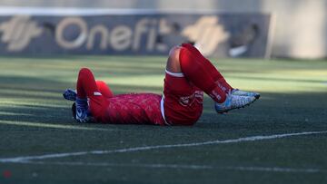 Futbol, Copiapo vs Huachipato
Partido de Promocion Ida Campeonato 2021.
El jugador de Copiapo Richard Leyton , es alcanzado por bomba de ruido, durante el partido de promocion Ida realizado en el estadio Luis Valenzuela de Copiapo, Chile.
22/01/2022
Hernan Contreras/Photosport
Football, Copiapo vs. Huachipato
Promotion Match Ida Championship 2021.
Copiapo's player Richard Leyton is hit by a noise bomb during the Ida promotion match held at the Luis Valenzuela stadium in Copiapo, Chile.
22/01/2022
Hernan Contreras / Photosport