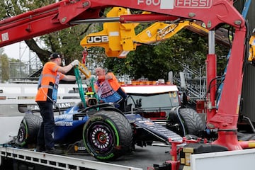 El Williams del piloto madrile?o es retirado del circuito por la gra.