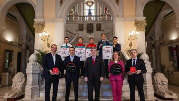 El alcalde de Bilbao Juan Mar¨ªa Aburto posa durante la presentaci¨®n del campeonato de Espa?a de 10K que se celebrar¨¢ en las calles bilba¨ªnas.
