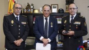 Javier Tebas recibi&oacute; de manos del Comisario General de Seguridad Ciudadana, Florentino Villabona, la Medalla al M&eacute;rito Policial.