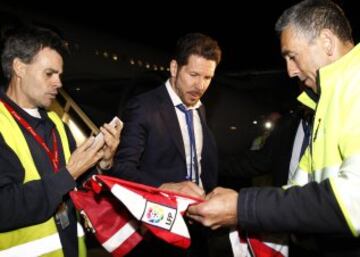 Simeone rodeado de empleados del aeropuerto Adolfo Suárez de Madrid.