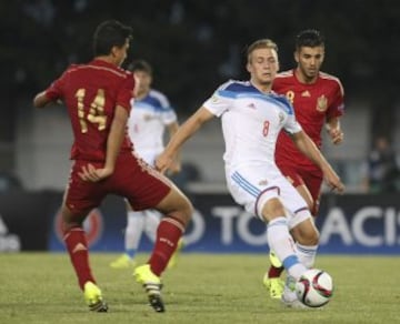 El centrocampista de la selección rusa de fútbol sub-19 Dmitri Barinov (c) controla el balón entre Rodrigo Hernández (i) y Dani Ceballos (d), de la selección española, durante la final del Europeo sub-19 que las selecciones de España y Rusia disputan hoy en el estadio municipal de Katerini, Grecia