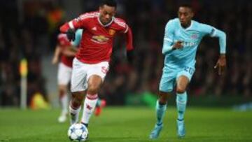 Martial conduce el esférico.