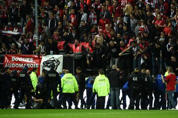 La grada se partió tras el gol de Touré con la celebración de los seguidores del Lille. Hay más de 20 heridos de distinta consideración. El partido fue suspendido.