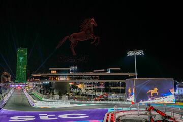 Los drones crean una forma de caballo árabe iluminada antes del Gran Premio de Fórmula Uno de Arabia Saudí.