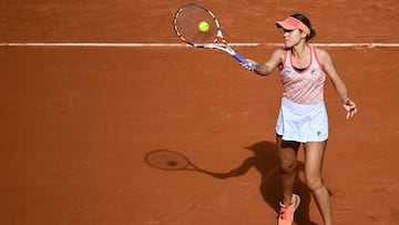 Sofia Kenin devuelve una bola durante su partido ante Irina Bara en Roland Garros 2020.