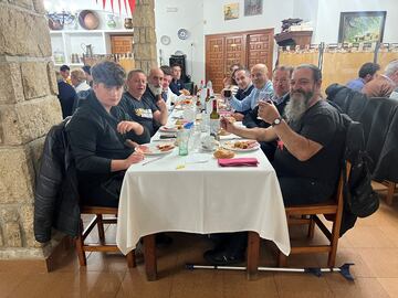 Miembros de la peña atlética Arenas de Valdeolivas en su séptimo aniversario. 