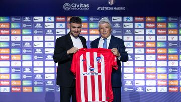 Javi Galán, en su presentación con el Atlético junto a Enrique Cerezo.