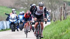 Pidcock trata de seguir a Pogacar en una de las cotas de la Amstel Gold Race.