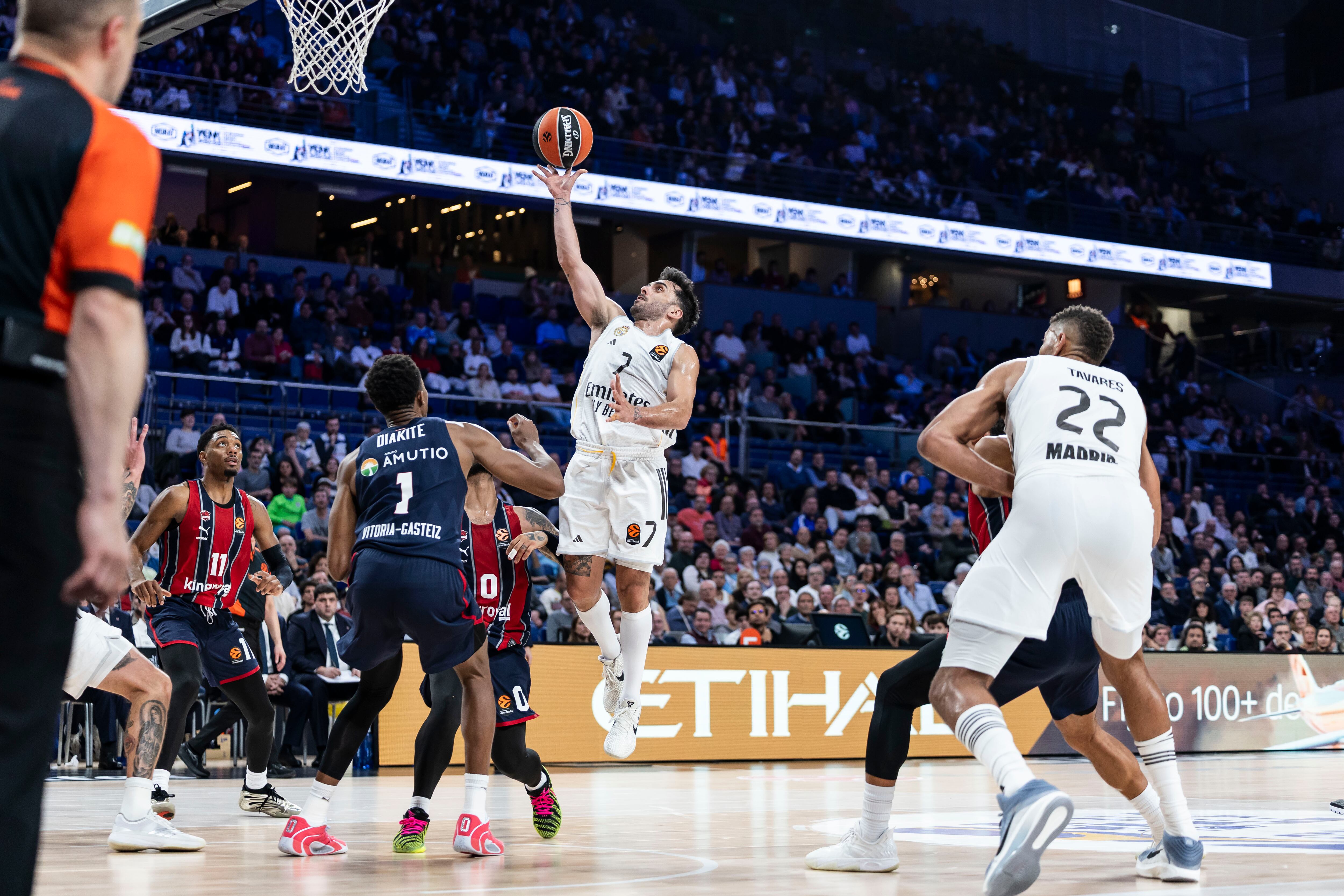 El Madrid responde al mejor Howard para alargar la racha