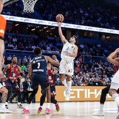 El Madrid responde al mejor Howard para alargar la racha