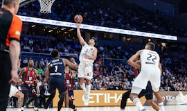 El Madrid responde al mejor Howard para alargar la racha