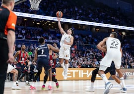 El Madrid responde al mejor Howard para alargar la racha