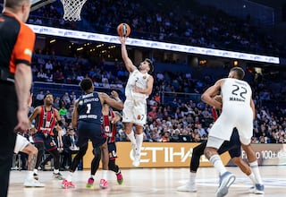 El Madrid responde al mejor Howard para alargar la racha