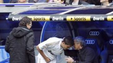 <b>POCO UTILIZADO. </b>Sahin escucha las órdenes de Mourinho antes de debutar de blanco, ante Osasuna.