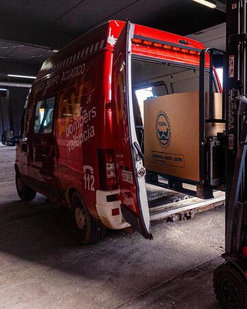 Una de las furgonetas donde se transporta todos los alimentos y enseres de primera necesidad para los que más lo necesitan.