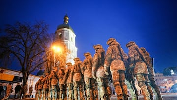 Soldados desfilan en Kiev en el primer aniversario de la guerra contra Rusia.