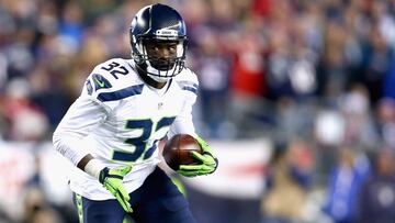 FOXBORO, MA - NOVEMBER 13: Christine Michael #32 of the Seattle Seahawks carries the ball during the second quarter of a game against the New England Patriots at Gillette Stadium on November 13, 2016 in Foxboro, Massachusetts.   Adam Glanzman/Getty Images/AFP
 == FOR NEWSPAPERS, INTERNET, TELCOS &amp; TELEVISION USE ONLY ==