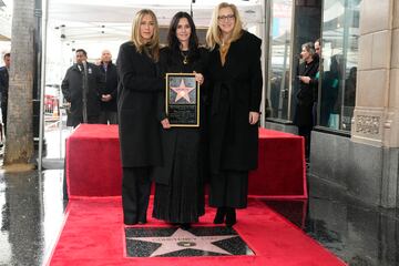 Jennifer Aniston, Courteney Cox y Lisa Kudrow posan con la estrella en la ceremonia en el Paseo de la Fama de Hollywood. 
