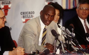 Uno de los momentos más impactantes en la NBA se dio fuera de las canchas el 6 de octubre del 1993. Michael Jordan convocó a la prensa a una conferencia para anunciar que después de 9 temporadas se retiraba de las duelas. ¿El motivo? Quería jugar béisbol. Y lo hizo, con poco éxito, durante una temporada en las ligas menores. A la fecha nadie cree que el motivo real fuera cambiar la NBA por el beisbol.