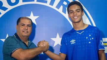 El hijo de Ronaldinho firma su primer contrato profesional con el Cruzeiro a los 14 años