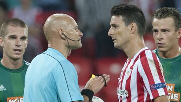 Tony Chapron dialoga con Aduriz en un Athletic-Rapid Viena de la Europa League.