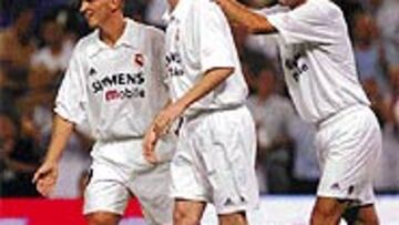 <b>FELICES.</B> Zizou y Cambiasso felicitan a Macca, autor del segundo tanto blanco.