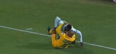 ¿Le perdonaron la expulsión? Un puñetazo que pudo sacar del partido a Kevin Viveros