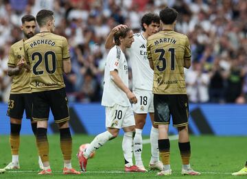 Impresionante despedida de la afición a Luka Modric durante su último cambio en el Bernabéu. En la foto, el histórico pasillo de todos los jugadores sobre el terreno de juego despidiendo a Modric. 